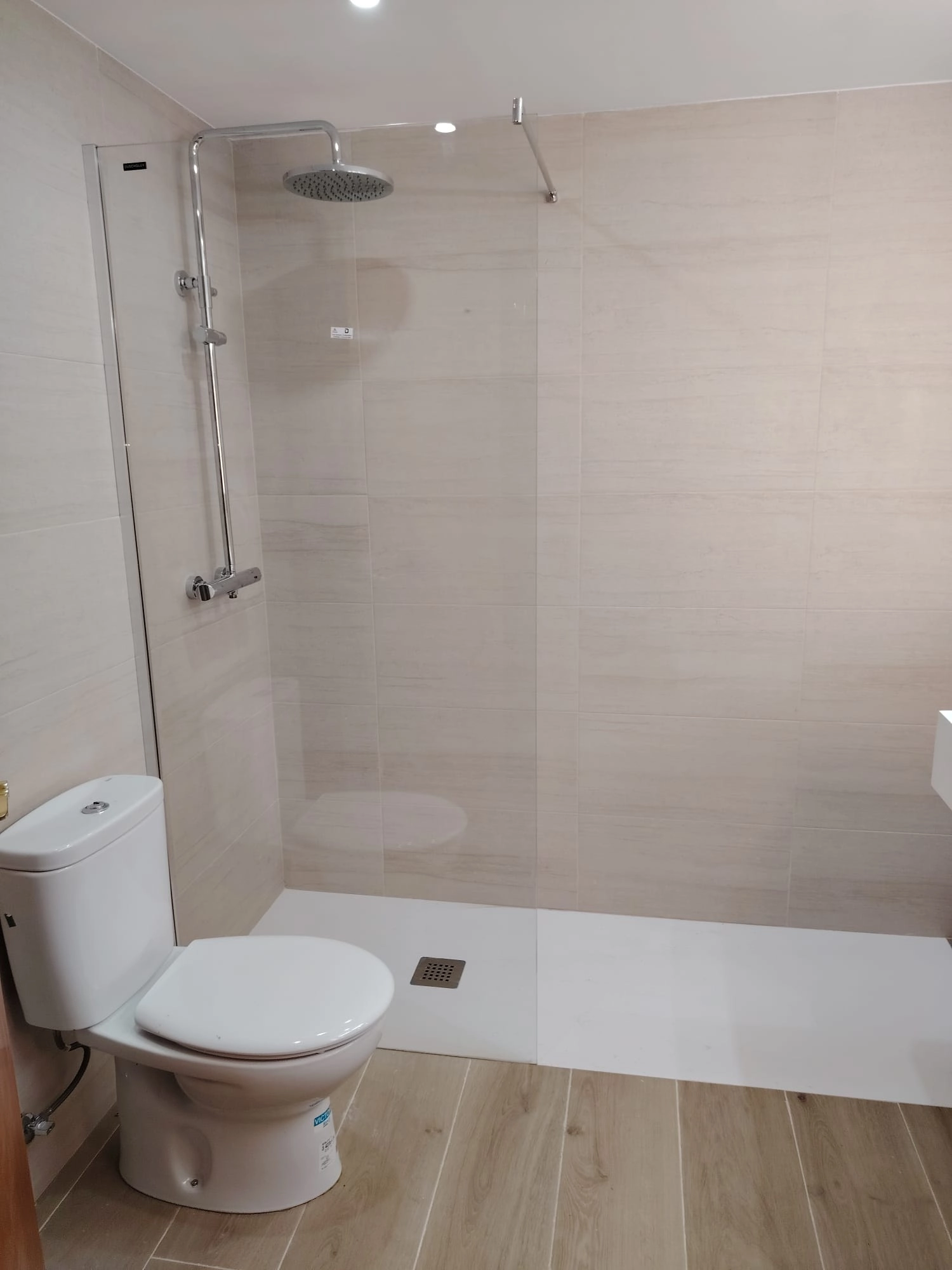 Reforma de baño con ducha y mampara de cristal